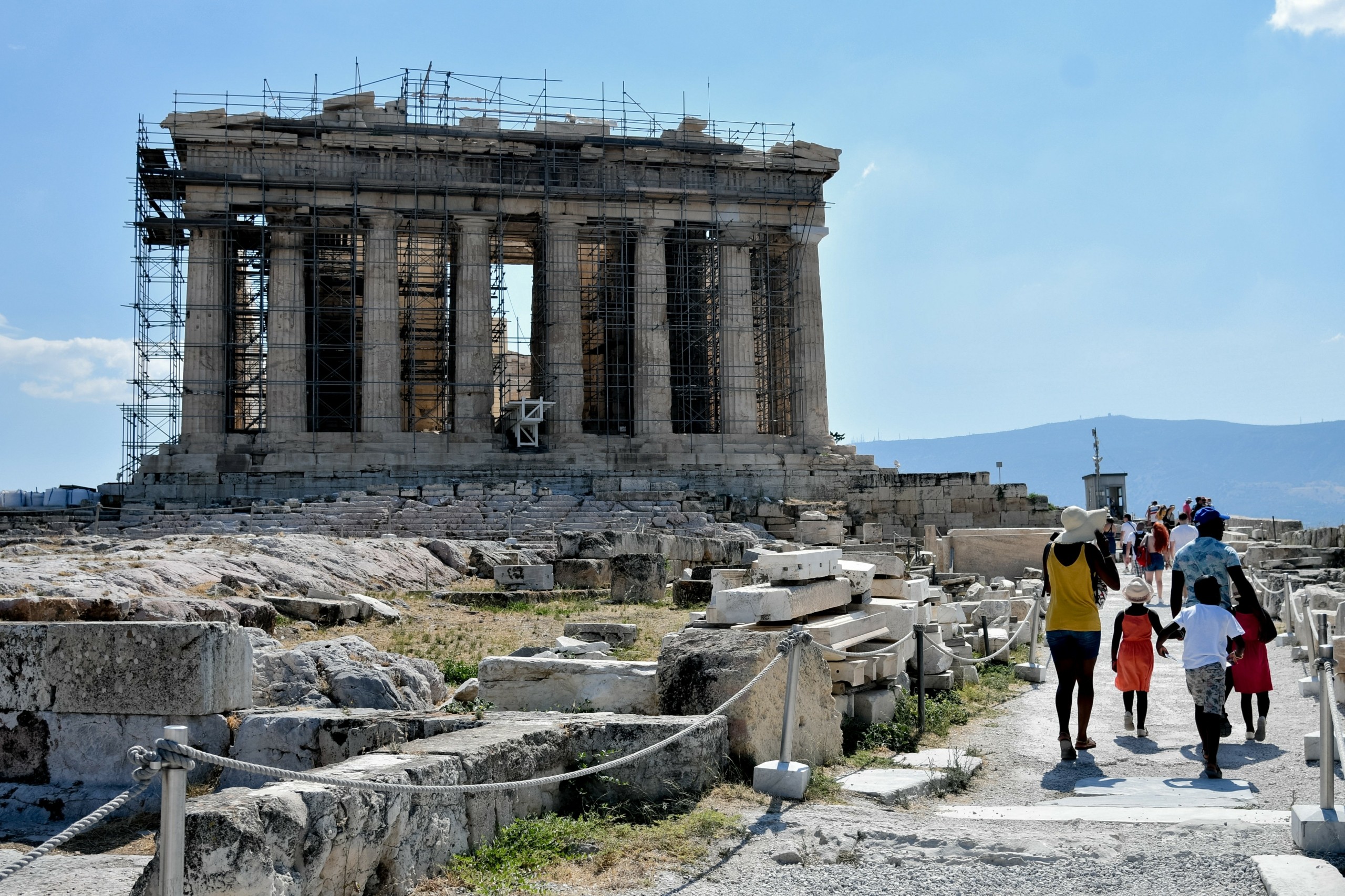 Σπάει κάθε ρεκόρ η επισκεψιμότητα στην Ακρόπολη – Η ζέστη δεν πτοεί τους τουρίστες