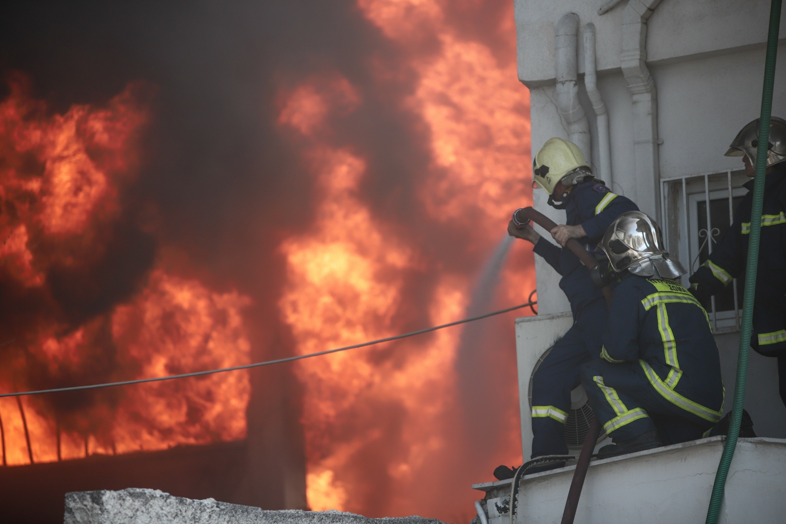 Κόλαση φωτιάς στον Ασπρόπυργο σε εργοστάσιο πλαστικών – Μήνυμα του 112 στους κατοίκους (vid)