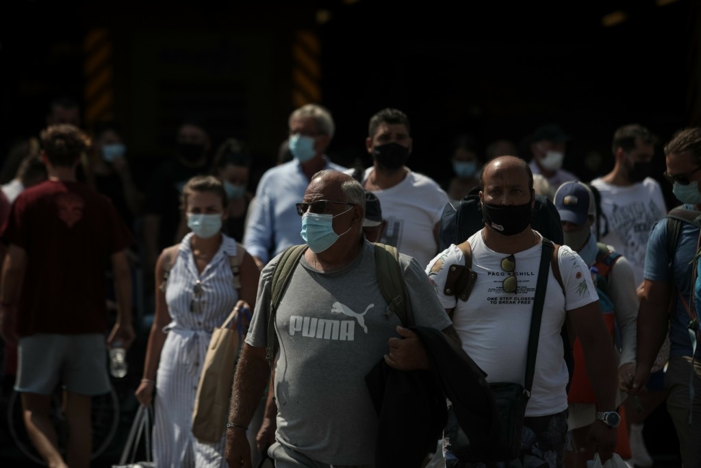Θεριεύει το έκτο “κύμα” της πανδημίας – “Μέτρα πριν γίνει τσουνάμι” ζητούν οι ειδικοί