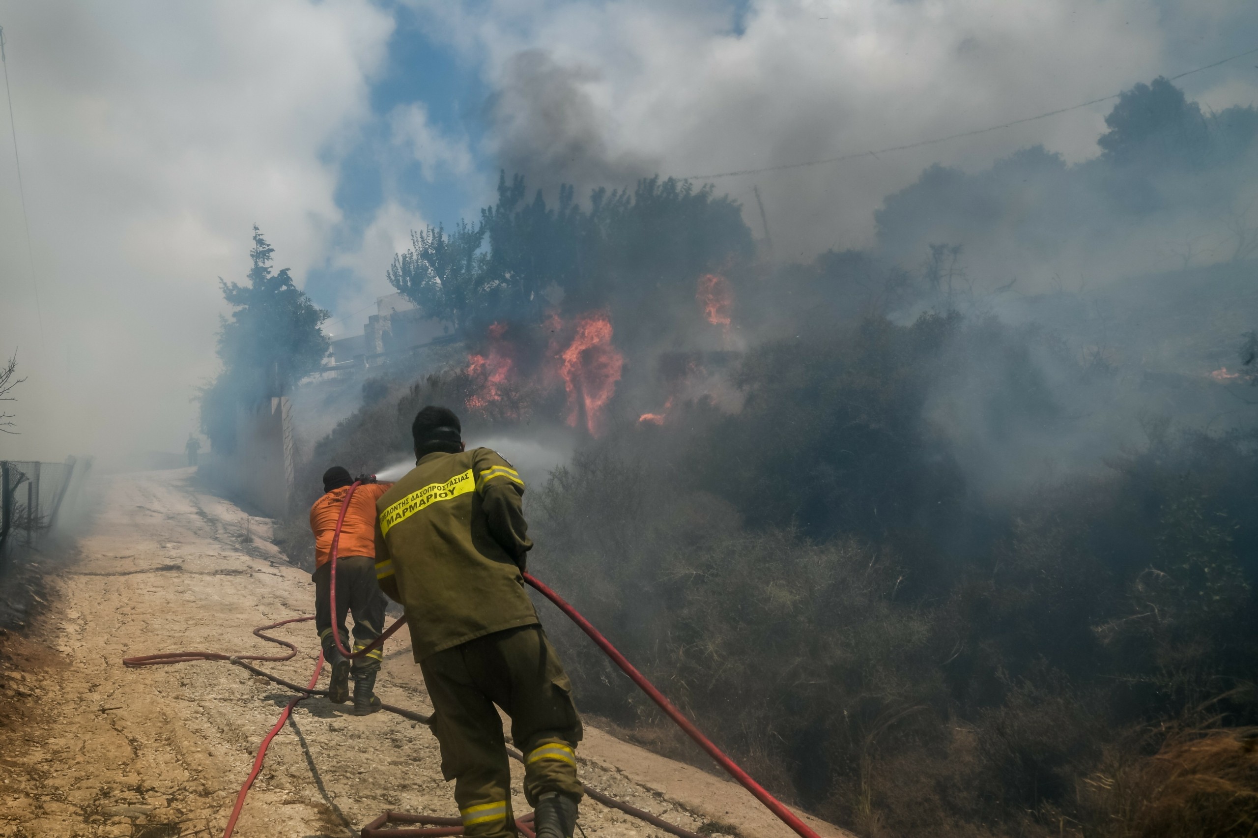 Περιορίστηκε η φωτιά στη Χαλκίδα – “Μάχη” με τις αναζωπυρώσεις – Αναζητούνται δύο ύποπτα άτομα