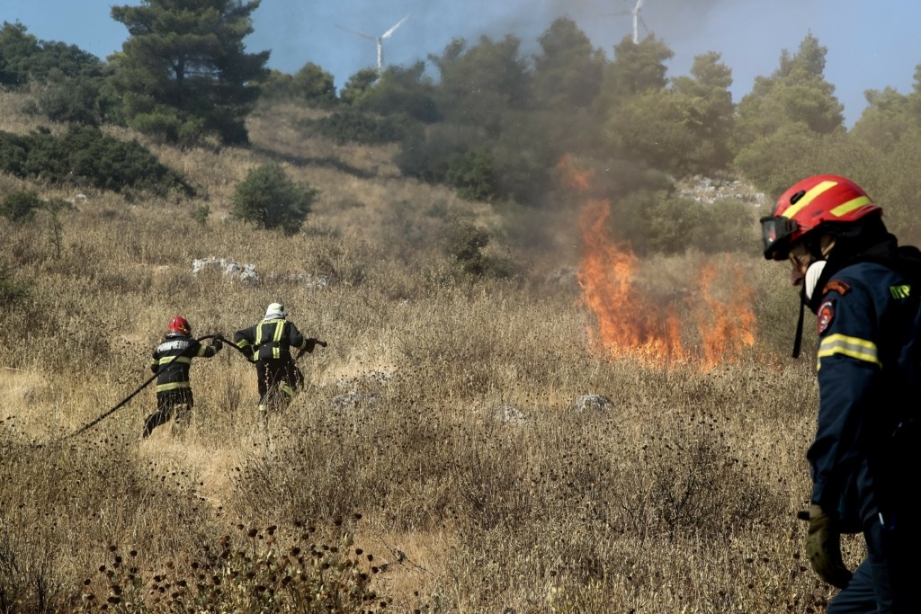 Φωτιά τώρα στο Ηράκλειο Κρήτης – Σηκώθηκαν ελικόπτερα – Πνέουν ισχυροί άνεμοι (pics)