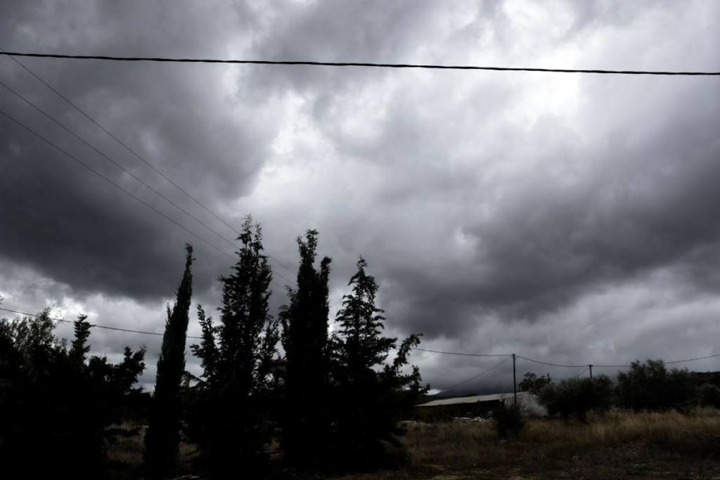 “Δεν τα παρατάνε” οι βροχές και οι καταιγίδες σε μέρη της ηπειρωτικής χώρας