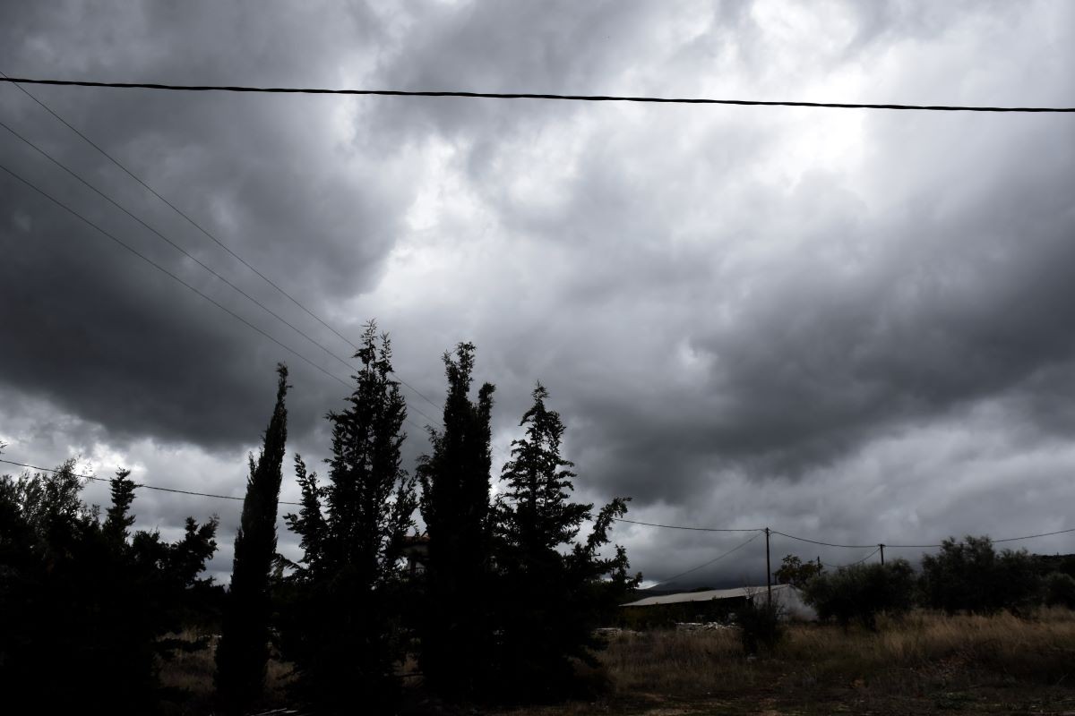 “Δεν τα παρατάνε” οι βροχές και οι καταιγίδες σε μέρη της ηπειρωτικής χώρας