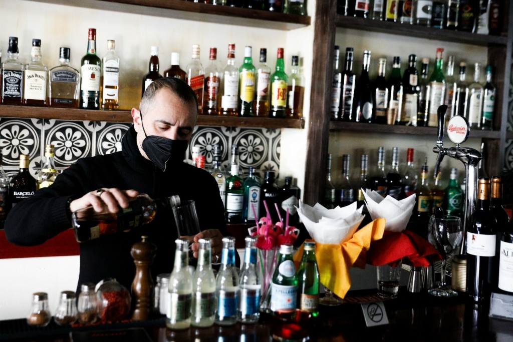 Μειωμένος ΦΠΑ για ακόμα έξι μήνες σε εστίαση, καφέ, μέσα μεταφοράς, γυμναστήρια