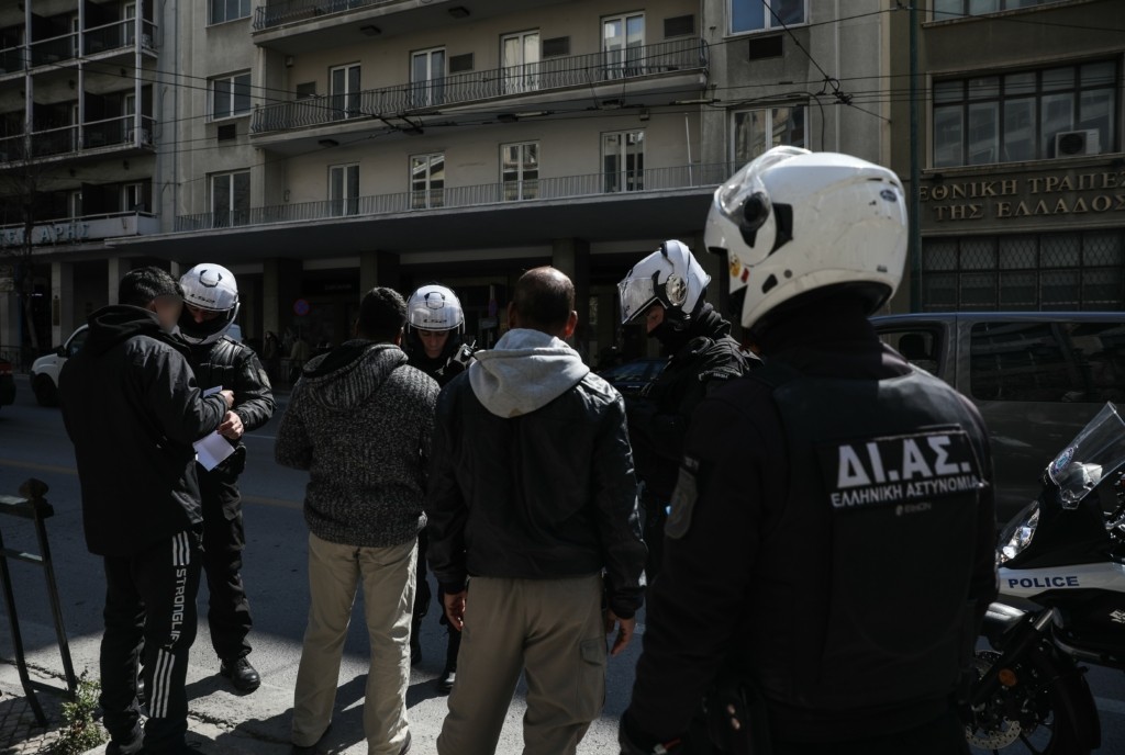 Μεγάλη αστυνομική επιχείρηση στην Αττική για κύκλωμα που διακινούσε μετανάστες – 15 συλλήψεις