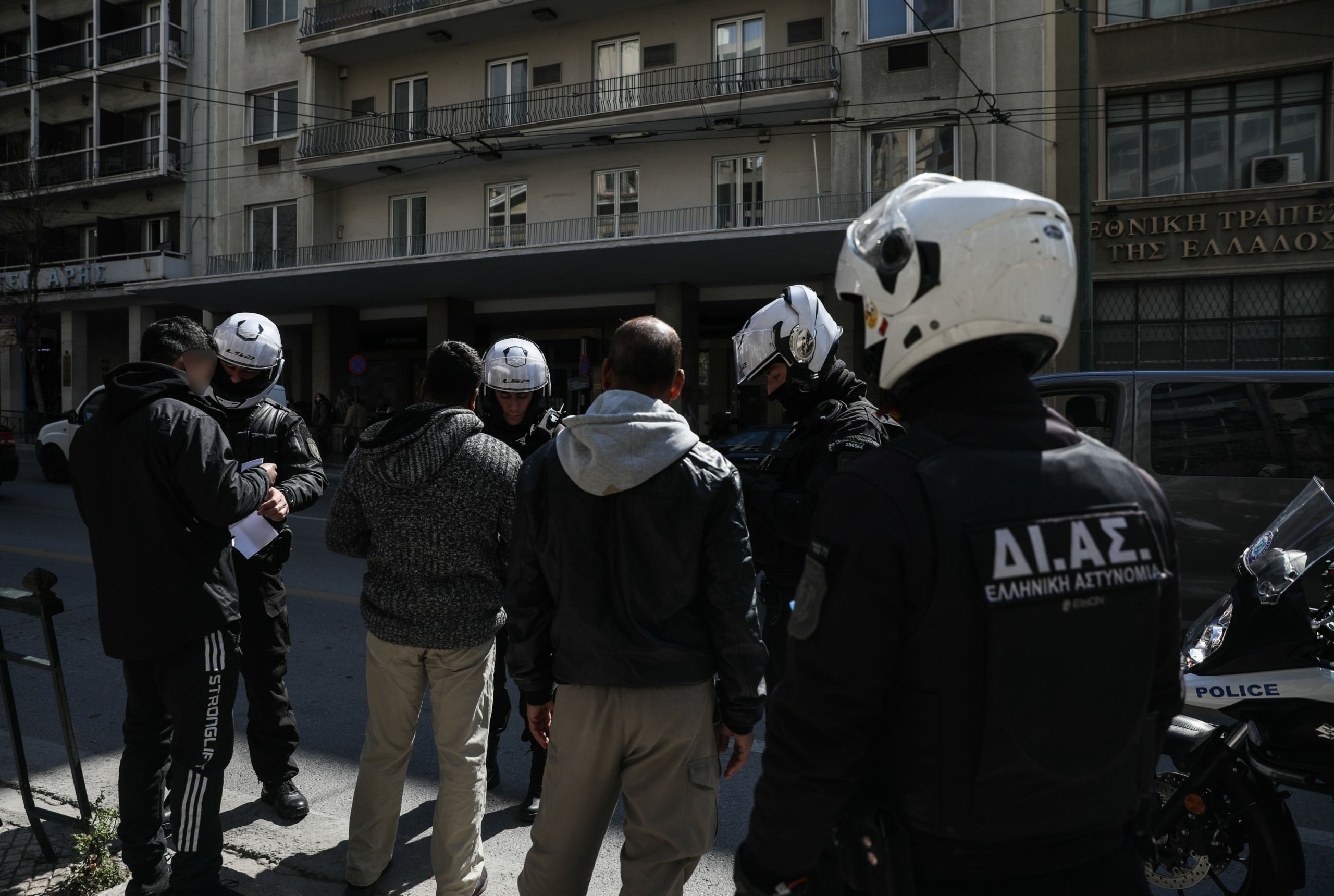 Μεγάλη αστυνομική επιχείρηση στην Αττική για κύκλωμα που διακινούσε μετανάστες – 15 συλλήψεις