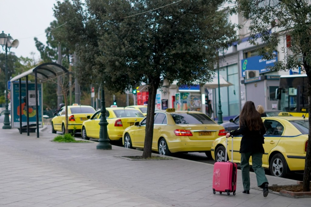 Αυξήσεις “φωτιά” στα κόμιστρα των ταξί – Στα 4 ευρώ η ελάχιστη χρέωση – Πόσο θα κοστίζει η κούρσα για αεροδρόμιο