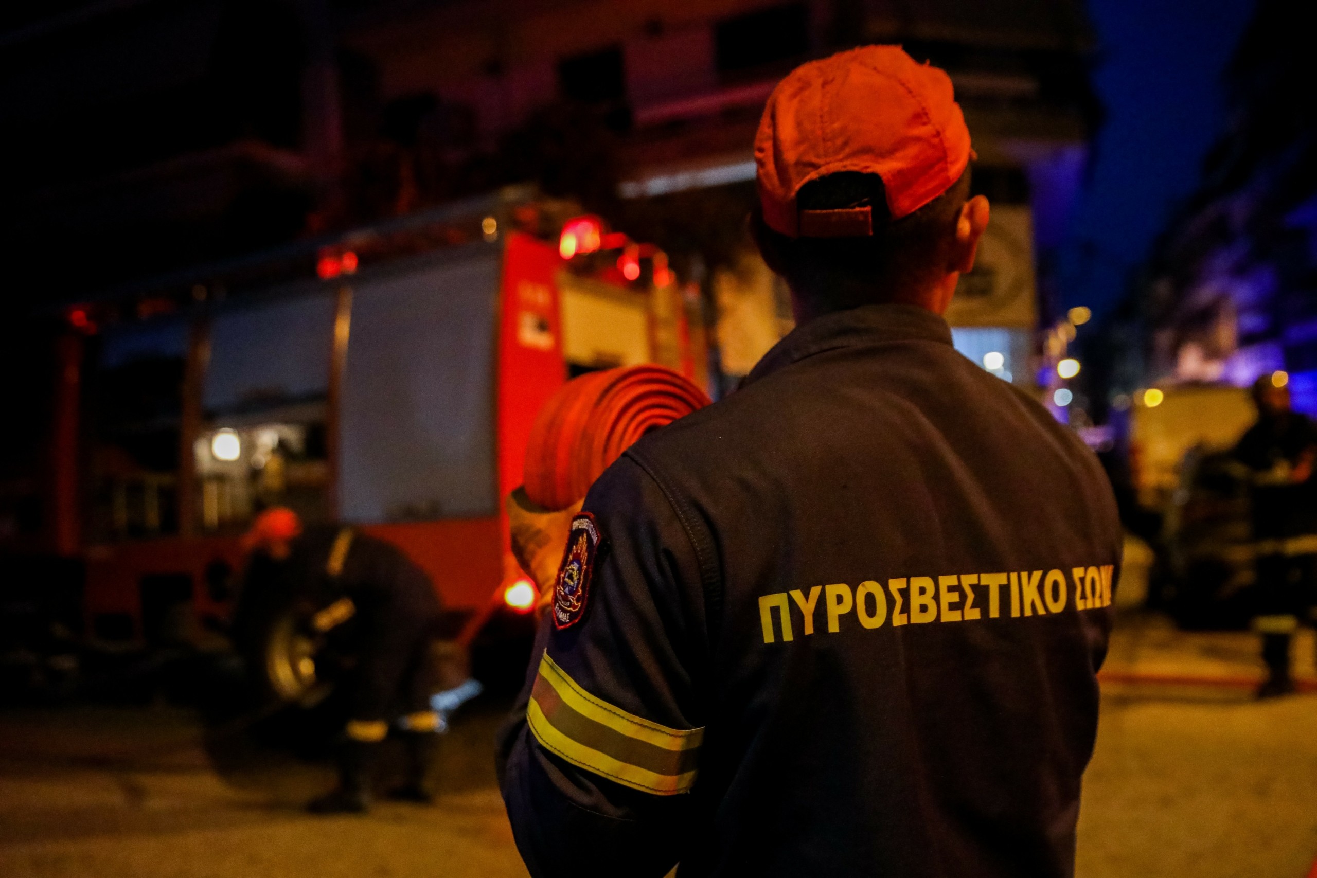 Πολυκατοικία στο κέντρο της Θεσσαλονίκης λαμπάδιασε – Κάηκαν δύο σκυλιά (vids)