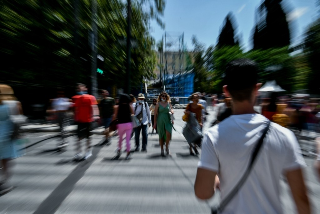Στα 5.689 τα νέα κρούσματα την Κυριακή – 8 θάνατοι και 101 διασωληνωμένοι
