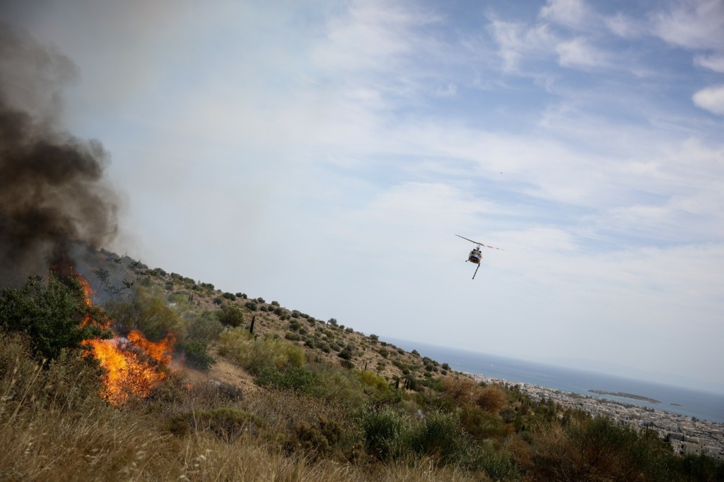 Φωτιά ΤΩΡΑ στον Κάλαμο – Επιχειρούν και εναέρια μέσα – Διάσπαρτες κατοικίες στην περιοχή