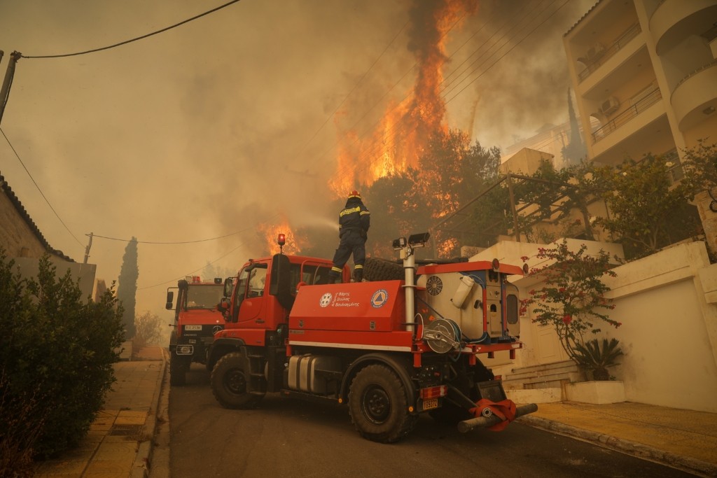 Φλόγες 10 μέτρων “καταβροχθίζουν” τη Βούλα – Σπίτια και αυτοκίνητα έγιναν στάχτη – Μεγάλη έκρηξη στο Πανόραμα
