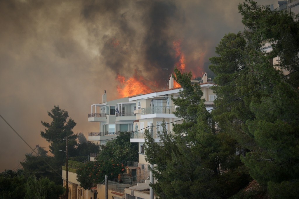Φωτιά στη Βούλα – Οι δρόμοι που έχει κλείσει η αστυνομία