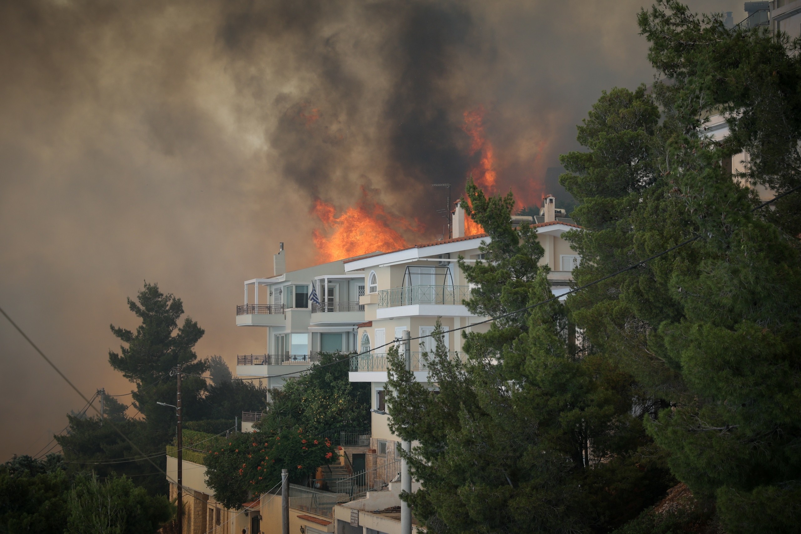 Νέο πιο επικίνδυνο μέτωπο απειλεί την περιοχή από τη Βάρη – Αναζωπυρώσεις στην Άνω Βούλα και καταστροφές σε σπίτια