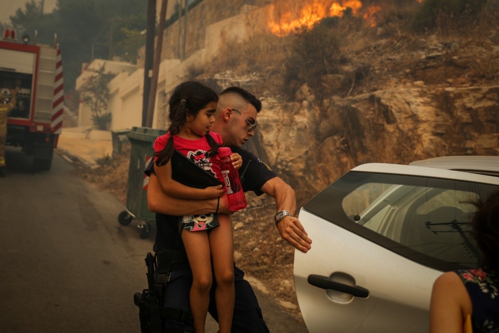 Εκκενώνουν γηροκομείο στη Βούλα με 300 φιλοξενούμενους – Εντολή να “αδειάσουν” άλλοι 4 οικισμοί – Φοβίζει το μέτωπο από τη Βάρη