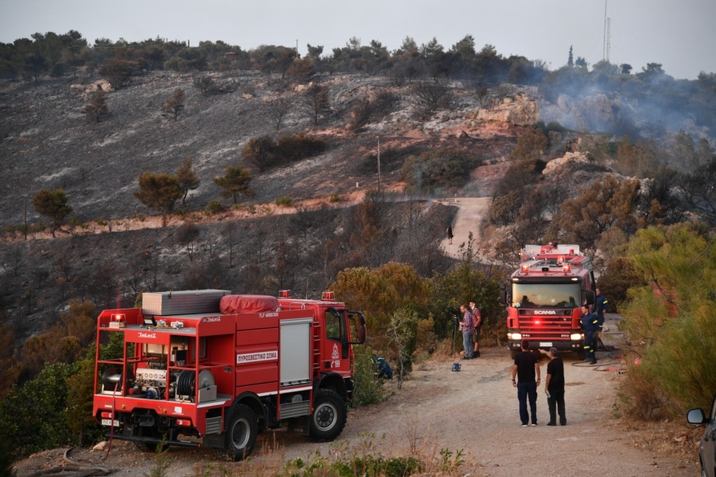 Σε ύφεση η πυρκαγιά σε Βούλα και Βάρη – Επιχειρούν τα εναέρια μέσα (vids)