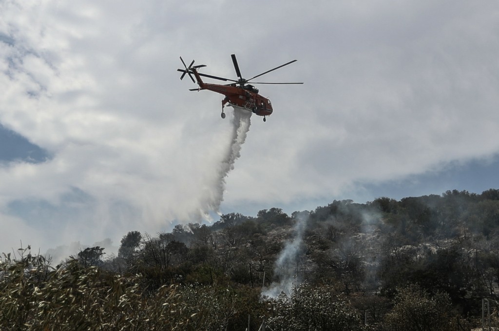 Σε ύφεση η φωτιά στην Εύβοια – Μάχη για να σβηστούν οι διάσπαρτες εστίες  (vids)