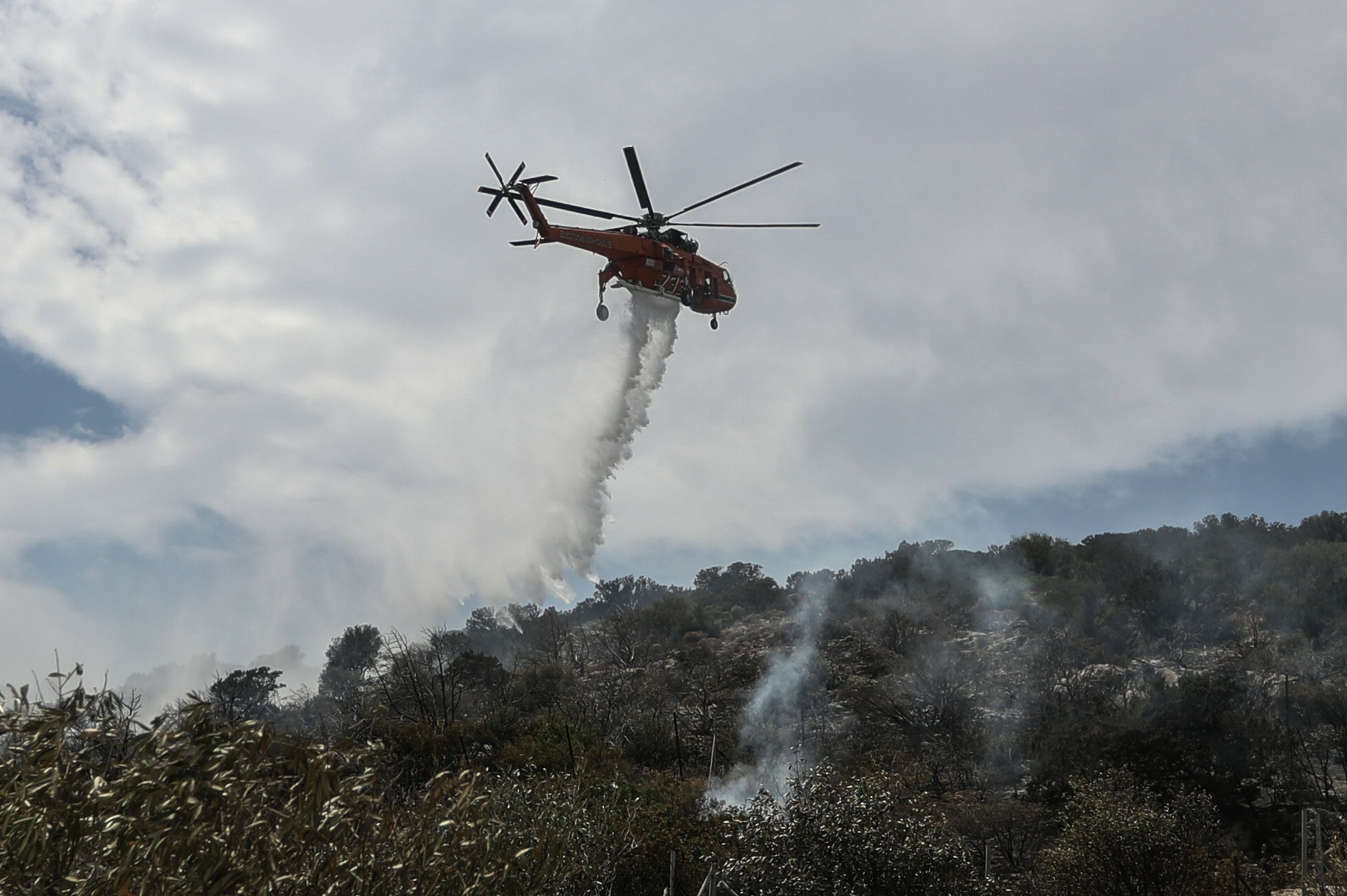 Σε ύφεση η φωτιά στην Εύβοια – Μάχη για να σβηστούν οι διάσπαρτες εστίες (vids)
