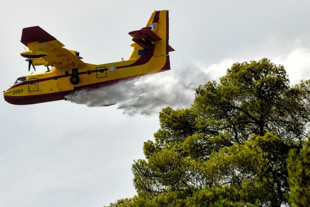 Σε ύφεση η μεγάλη πυρκαγιά στην Εύβοια –  Επιχειρούν τα εναέρια μέσα – Βοήθεια και από την Αττική (vids)