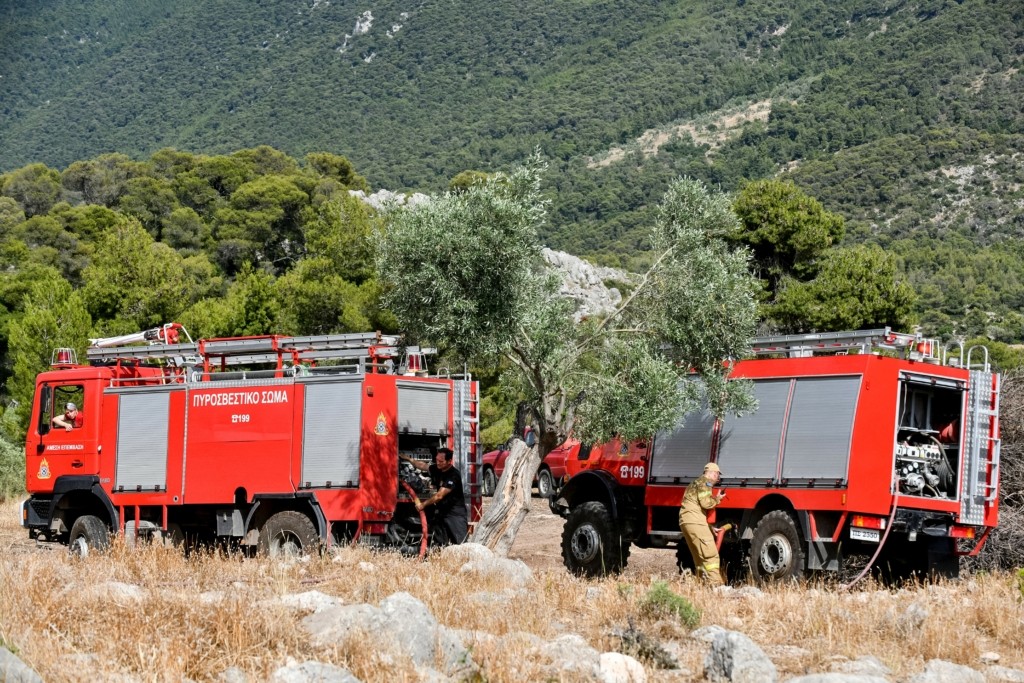 Φωτιά τώρα στη Σκόπελο – Επιχειρούν επίγειες και εναέριες δυνάμεις