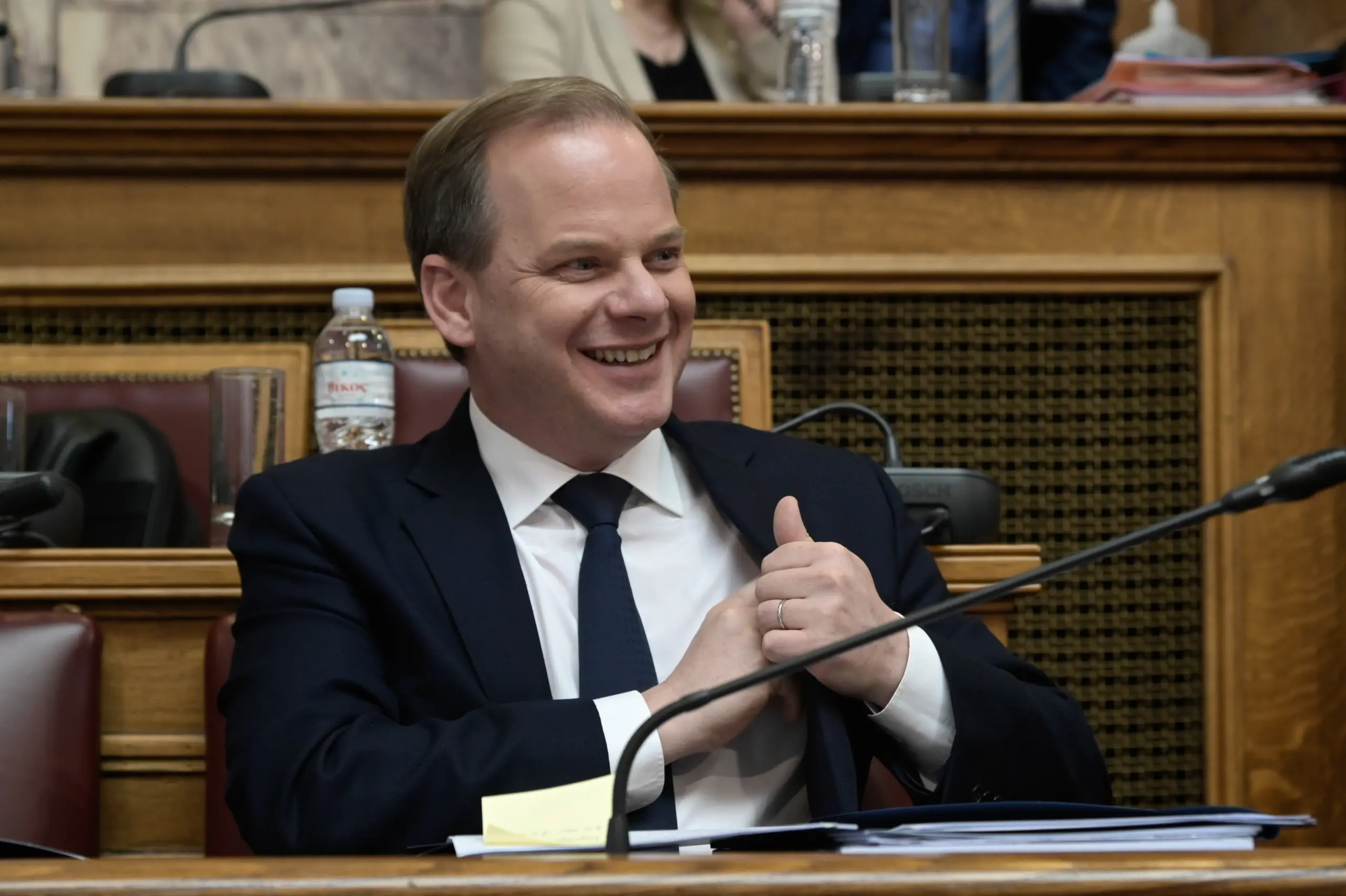 Πτήση θρίλερ για τον Κώστα Καραμανλή – Κεραυνός χτύπησε το αεροπλάνο που ταξίδευε