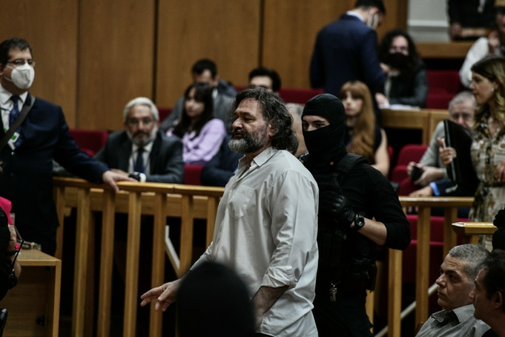 Σε έξαλλη κατάσταση ο Γιάννης Λαγός στο δικαστήριο στη δίκη της Χρυσής Αυγής – Φώναζε “Ντροπή σας, είστε ανίκανοι”