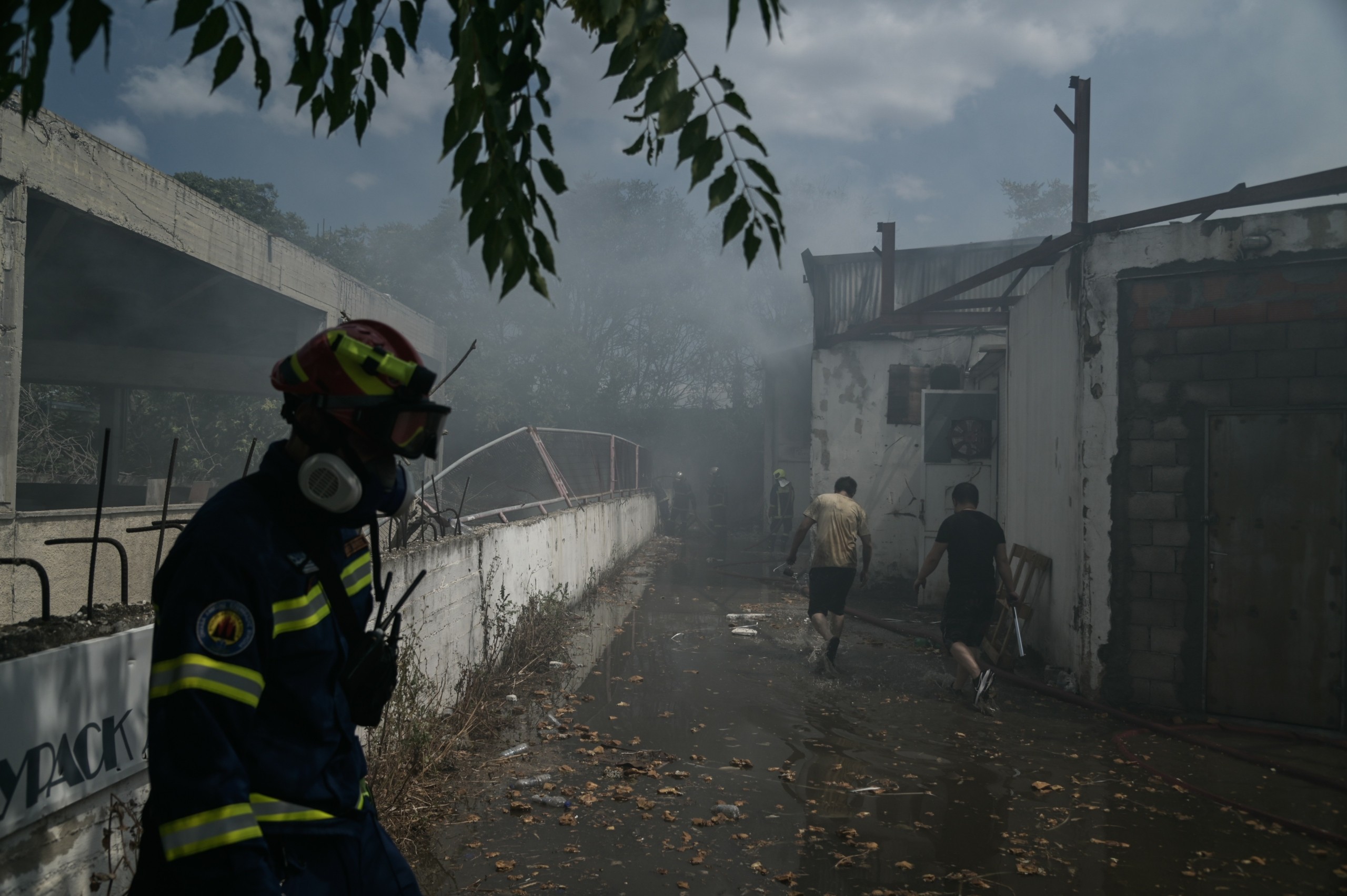 Φωτιά σε βιομηχανικό χώρο στη Μαγούλα (pics)