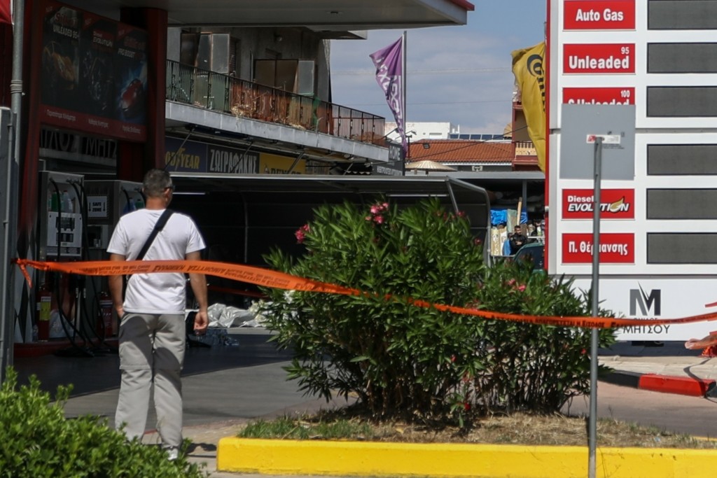 Τι “βλέπει” η αστυνομία πίσω από την εκτέλεση του ιδιοκτήτη βενζινάδικου – Το καμένο βαν και τα όπλα (vids)
