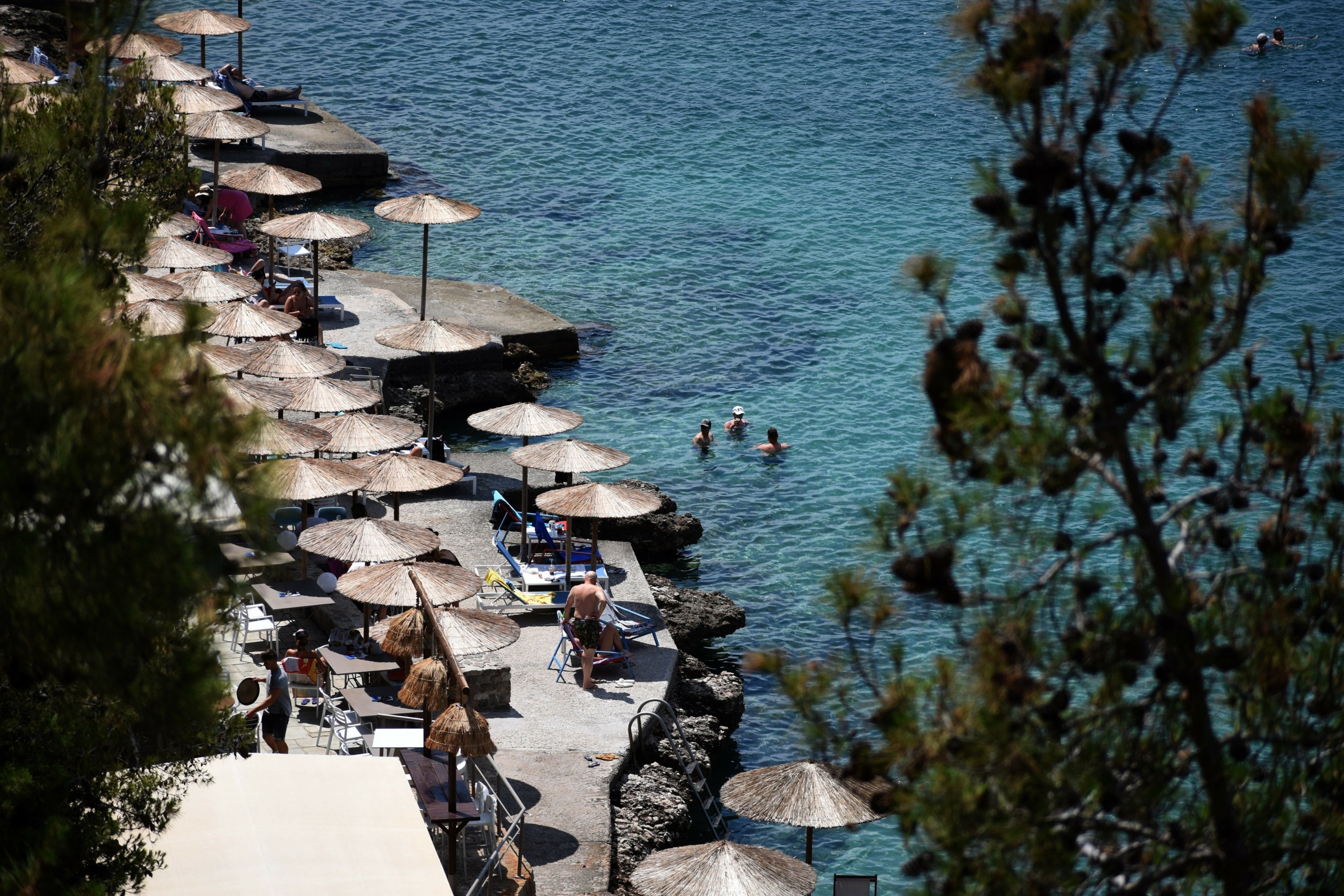 Ανεβαίνει η θερμοκρασία τη Δευτέρα – Ζέστη και ήλιος στην Αττική, συννεφιά στη Θεσσαλονίκη