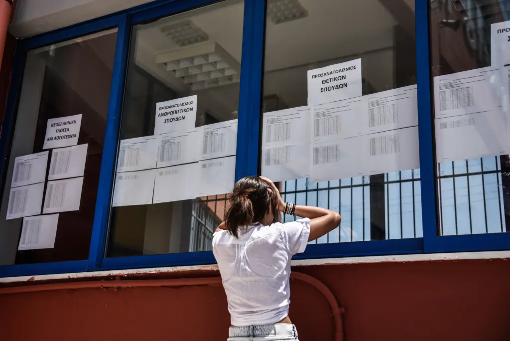Τα στατιστικά στοιχεία των Πανελλαδικών Εξετάσεων- Μεγάλα ποσοστά κάτω από τη βάση – Τι δείχνουν οι βαθμολογίες