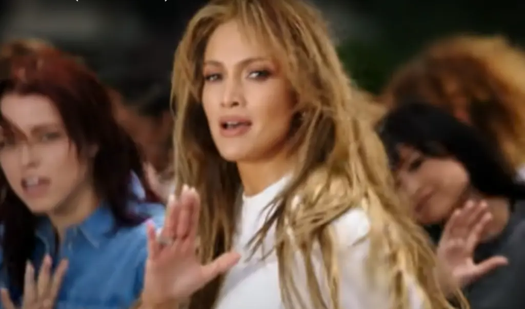 Η φωτογραφία της Jennifer Lopez με το μαύρο μπικίνι στην πισίνα που μας άφησε με ανοιχτό το στόμα! (pic)
