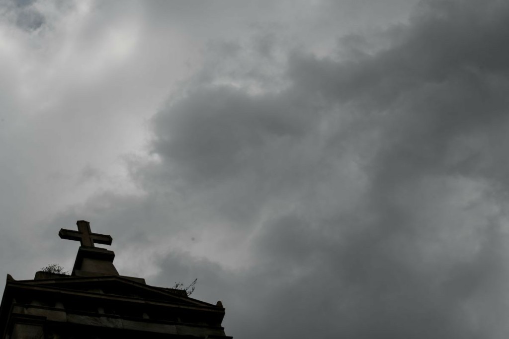 Χειροτερεύει η εισβολή της περίεργης κακοκαιρίας – Επικίνδυνα μπουρίνια τις επόμενες ώρες