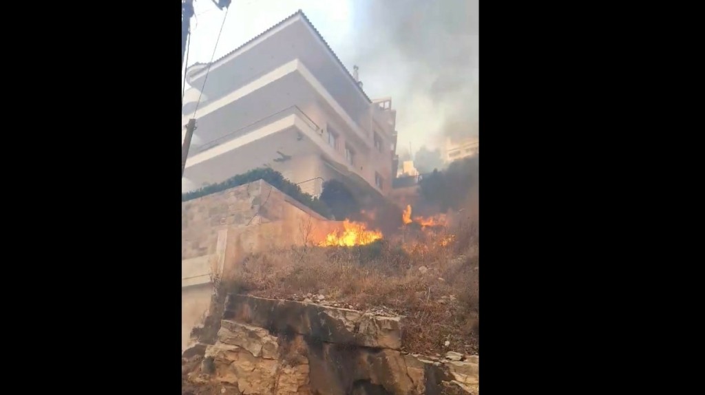 Κάτοικοι στο Πανόραμα Βούλας τρέχουν πανικόβλητοι για να σώσουν το σπίτι τους (vid)