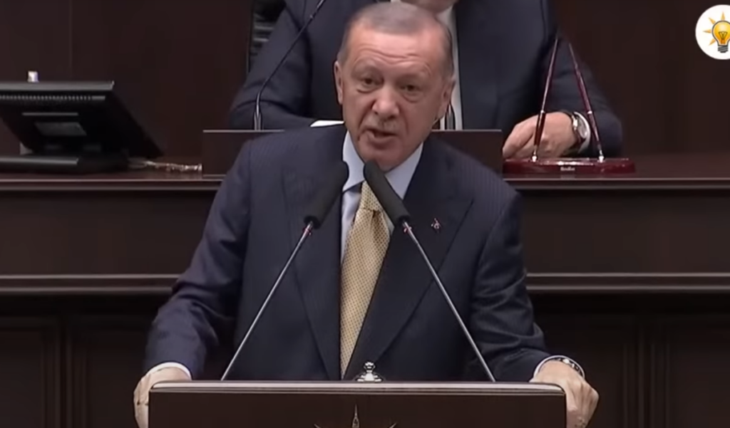 Ο Ερντογάν ανακοινώνει πως θα είναι υποψήφιος για τις εκλογές του 2023 και επιτίθεται στον Κιλιτσντάρογλου