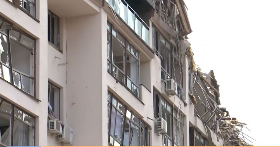 Ένας νεκρός από τον βομβαρδισμό κτιρίου στο Κίεβο – Ανασύρθηκε 7χρονη τραυματισμένη από τα χαλάσματα (vids)