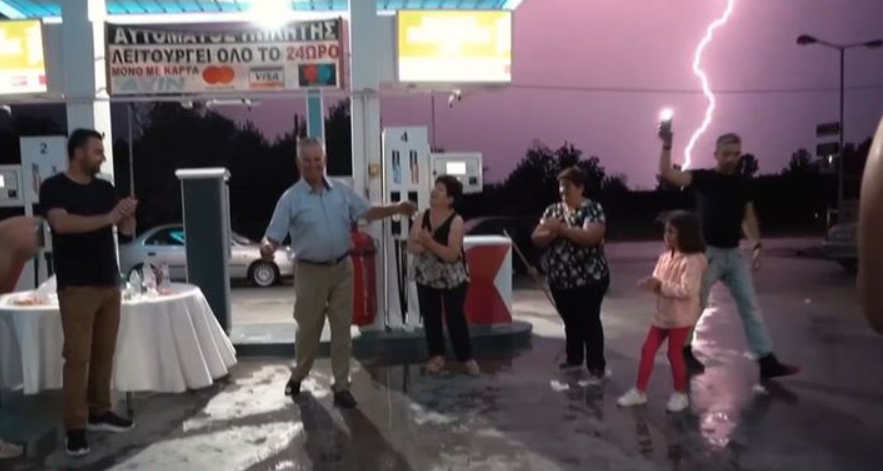 Λαχτάρησαν στα Τρίκαλα – Έπεσε κεραυνός σε… γλέντι γάμου (vid)