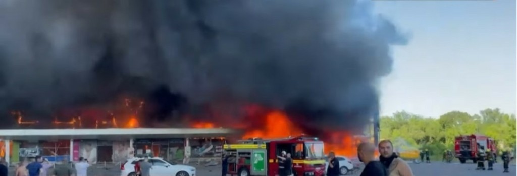 Βγάζουν ακόμα νεκρούς μέσα από το εμπορικό κέντρο στο Κρεμεντσούκ – Το “τυφλό” πυραυλικό χτύπημα των Ρώσων (pics&vid)