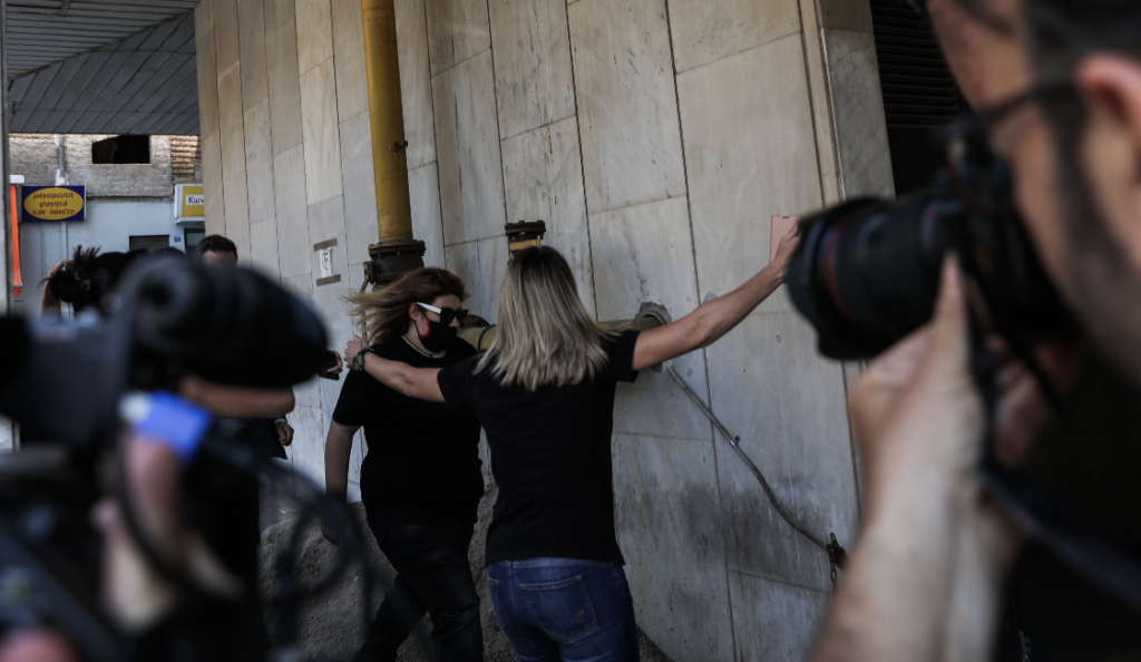 Καταθέτει στη ΓΑΔΑ η Δήμητρα Πισπιρίγκου – Μπήκε από την πίσω πόρτα – Τι είχε πει στους αστυνομικούς όταν πέθανε η Ίριδα