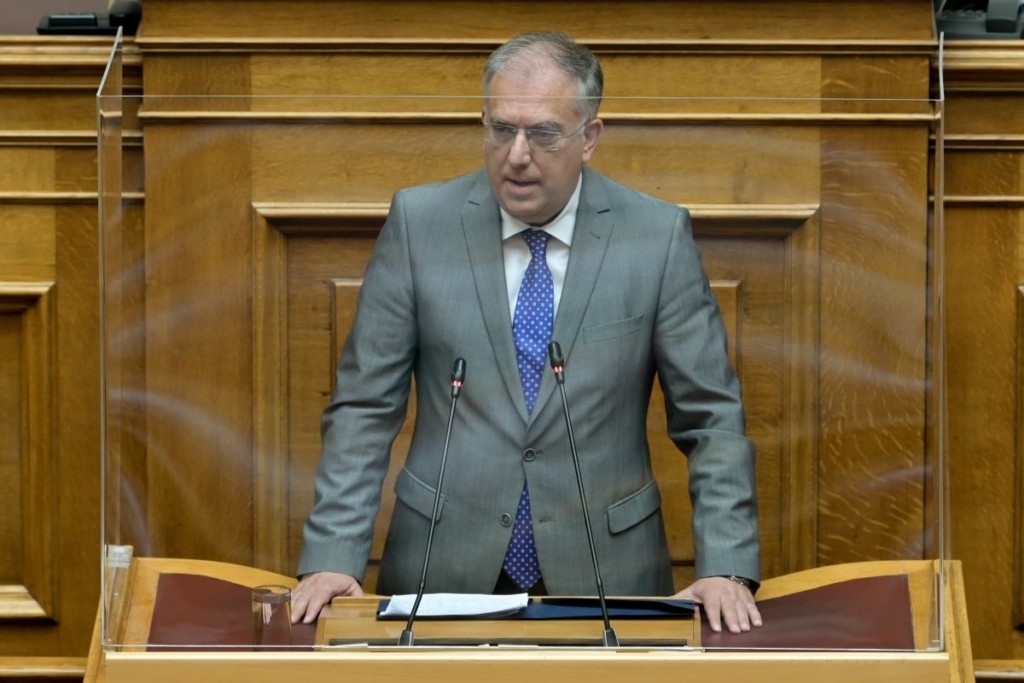 Με μήνυση απαντά στον απόστρατο αστυνομικό για την υπόθεση του γιου του ο Θεοδωρικάκος