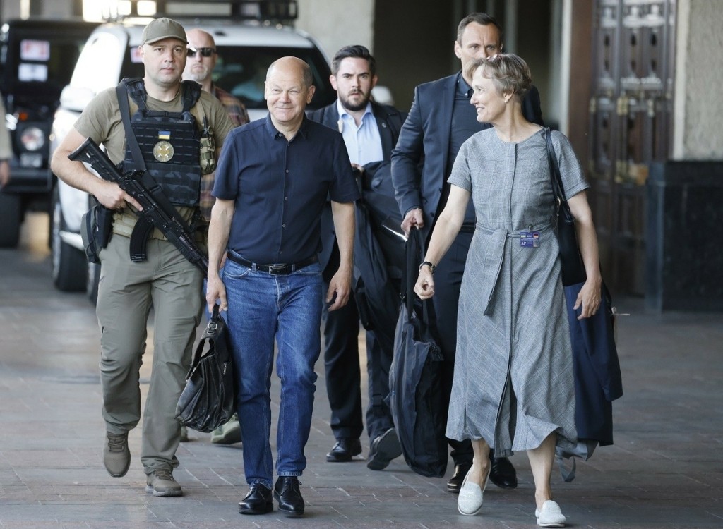 Ήχησαν οι σειρήνες στο Κίεβο μετά την άφιξη των Μακρόν, Σολτς και Ντράγκι – Θα δουν τον Ζελένσκι (vids)