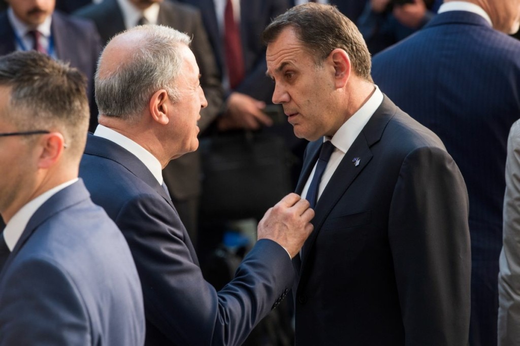 Η στιγμή που ο Παναγιωτόπουλος στέλνει “σκληρό” μήνυμα στον Ακάρ – Βίντεο από το τετ α τετ στις Βρυξέλλες