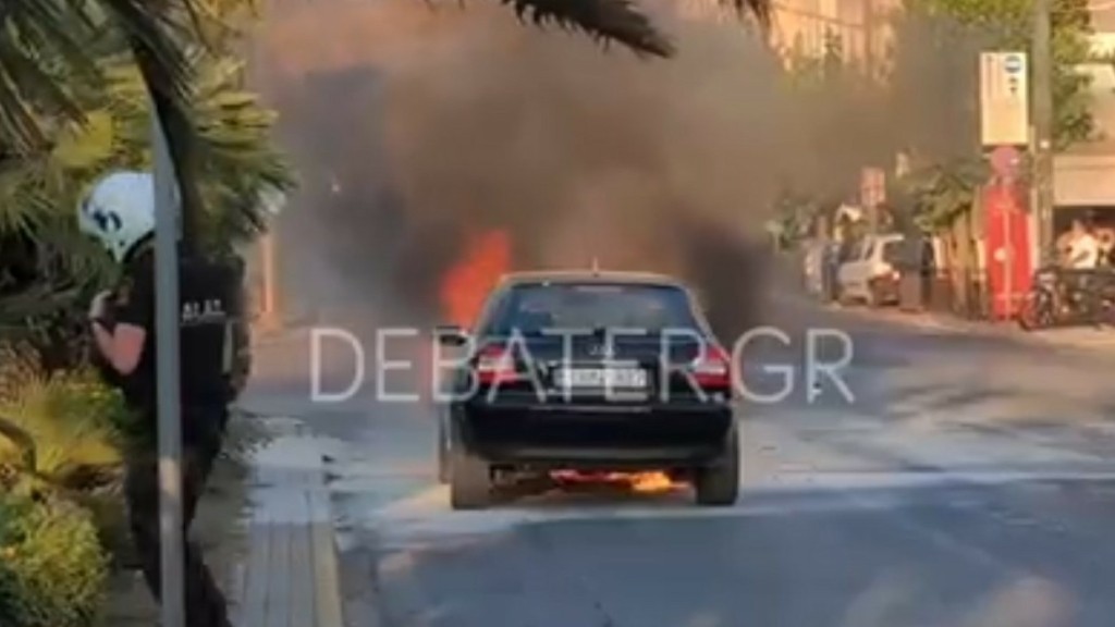 “Λαμπάδιασε” αυτοκίνητο στην Αλεξάνδρας – Η στιγμή που τυλίγεται στις φλόγες (vid)