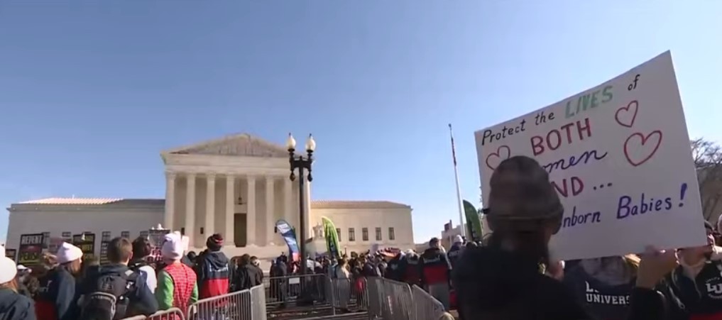Ανησυχία για τα ανθρώπινα δικαιώματα μετά την απόφαση του Ανώτατου Δικαστηρίου στις ΗΠΑ για τις αμβλώσεις – Διεθνής κατακραυγή