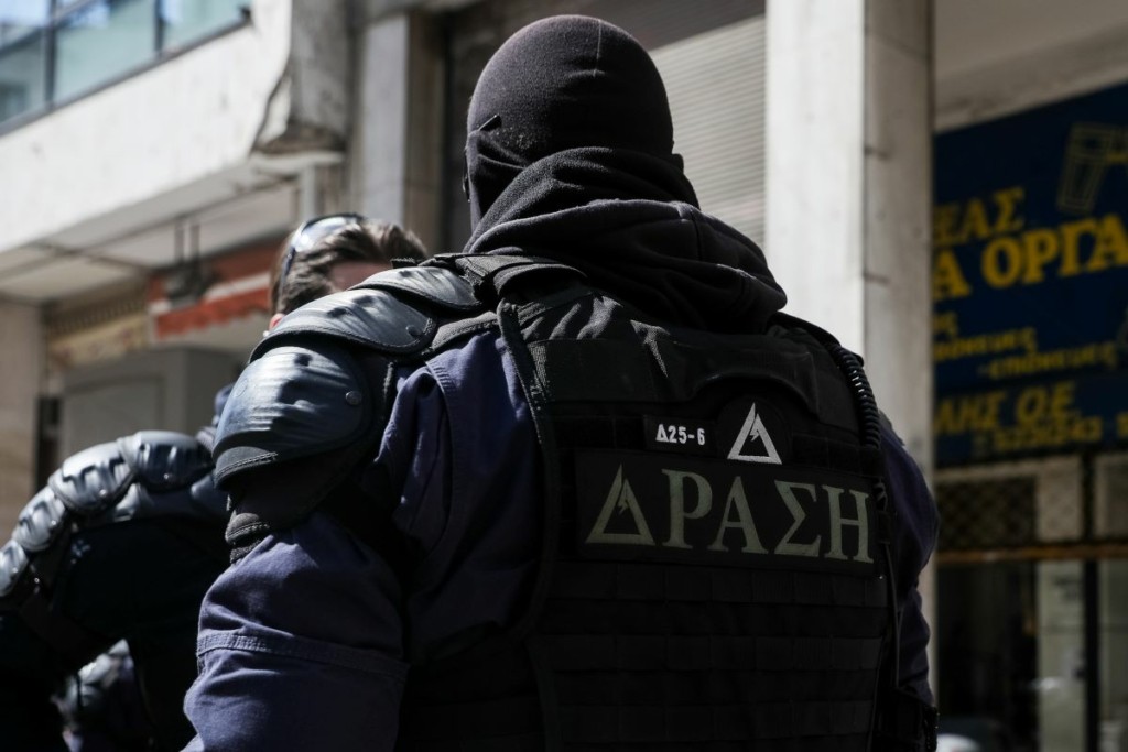 Σε εξέλιξη επιχείρηση “σκούπα” για εξάρθρωση κυκλώματος διακίνησης μεταναστών – Βίντεο από το “ντου” της ΕΛΑΣ (pic)