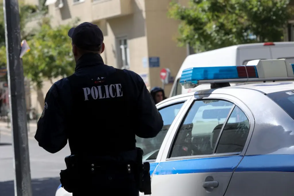 Ηλικιωμένος απειλούσε με καραμπίνα τον εγγονό του στη Δραπετσώνα