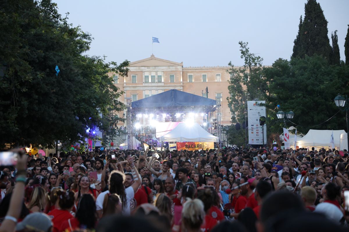 Γέμισε χρώμα το Σύνταγμα για το Athens Pride – Δυναμικό παρών και από τον πολιτικό κόσμο (pics)