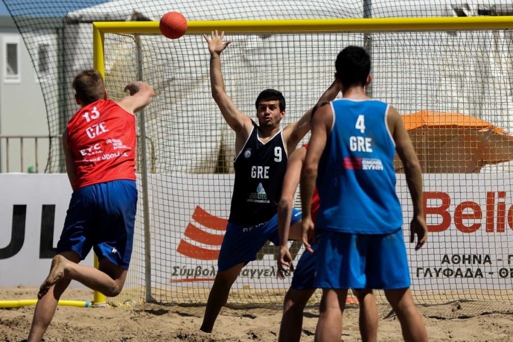 Πάγωσαν όλοι – Αθλητής της Εθνικής Beach Handball τραυματίστηκε σοβαρά (pics)