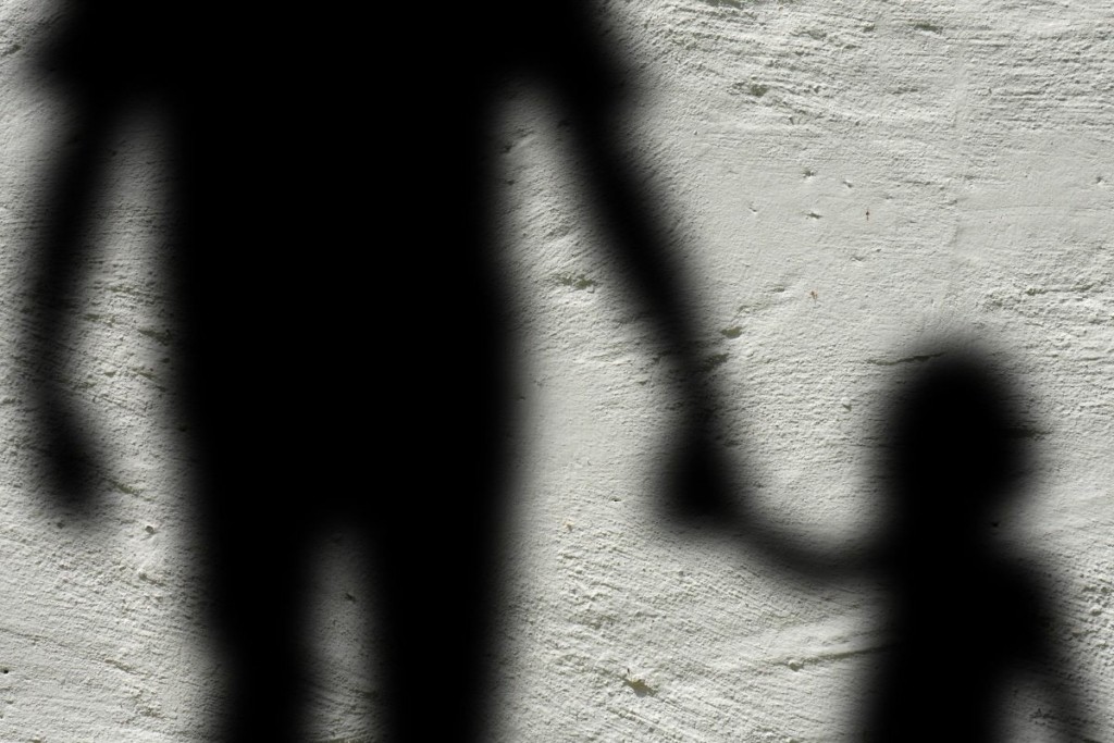 Νέες σοκαριστικές αποκαλύψεις από τα αδελφάκια που μαρτύρησαν στα χέρια του πατριού τους – “Με βίασαν άλλα δύο άτομα”