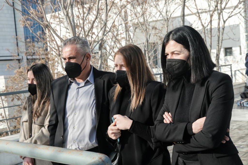 Δεν άντεξε και ξέσπασε σε λυγμούς το θύμα στη δίκη του προπονητή ιστιοπλοΐας – Βγήκε από την αίθουσα με κλάματα στα μάτια