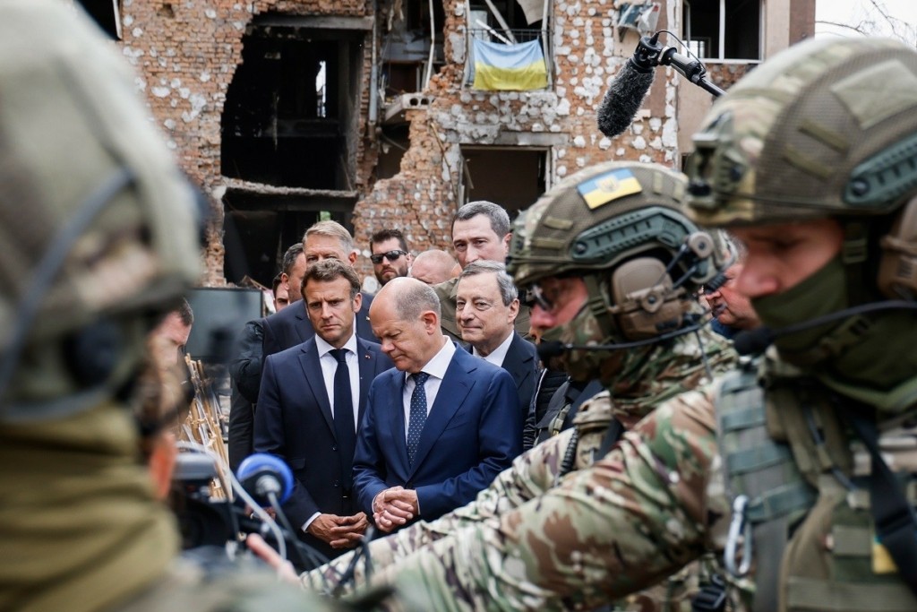 Εκνευρισμός Μεντβέντεφ για την επίσκεψη Μακρόν, Σολτς, Ντράγκι στο Κίεβο – Τα άκομψα σχόλια και οι απειλές