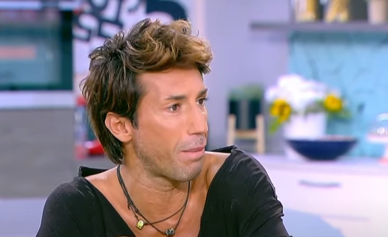 Στο αυτόφωρο ο Κωνσταντίνος Εμμανουήλ για τον ξυλοδαρμό της συντρόφου του – Τι απαντά ο ίδιος (vids)